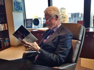 Bill Clinton Reading Bush's Book - Photo from Twitter